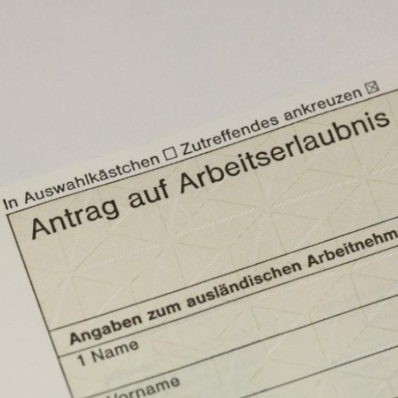 Ob ein Aufenthaltstitel auch eine Arbeitserlaubnis umfasst, hängt von der Art des Titels ab.