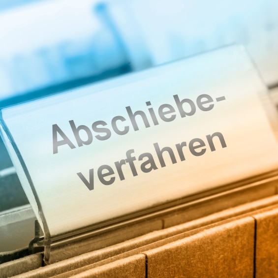 Abschiebung verhindern: Ihre Optionen auf ein Aufenthaltsrecht